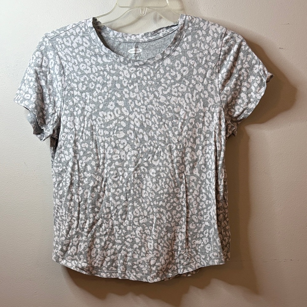 Old Navy Gray and White Leopard Short Sleeve Tee